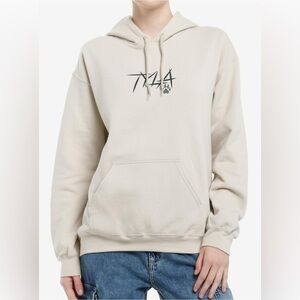 Tyla Finger Bite Portrait Graphic Hoodie in Color Beige